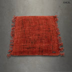 Bohém stílusú, kézzel szőtt cseresznyepiros pamut díszpárnahuzat rojtos szegéllyel, 60x60 cm-es méretben, szürke háttérrel