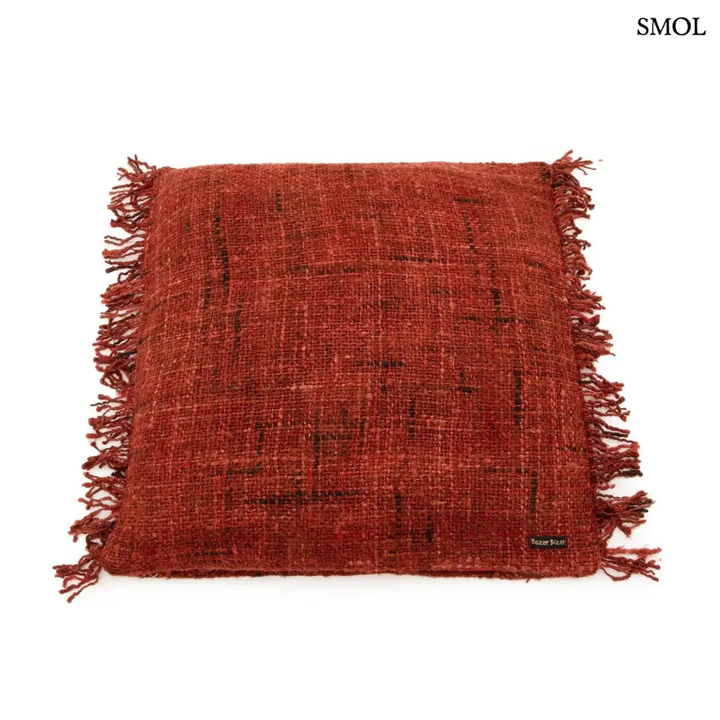 Bohém stílusú, kézzel szőtt cseresznyepiros pamut díszpárnahuzat rojtos szegéllyel, 60x60 cm-es méretben, fehér háttérrel