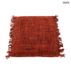 Bohém stílusú, kézzel szőtt cseresznyepiros pamut díszpárnahuzat rojtos szegéllyel, 60x60 cm-es méretben, fehér háttérrel