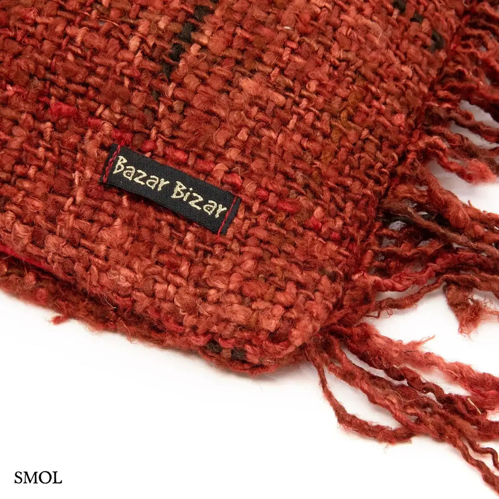 Bohém stílusú, kézzel szőtt cseresznyepiros pamut díszpárnahuzat rojtos szegéllyel, 60x60 cm-es méretben, sarok nagyítva