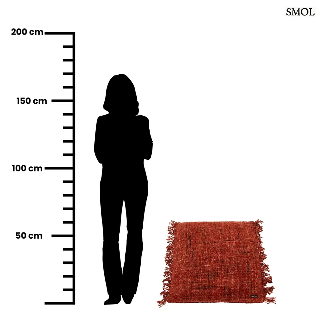 Bohém stílusú, kézzel szőtt cseresznyepiros pamut díszpárnahuzat rojtos szegéllyel, 60x60 cm-es méretben, méretrányosan