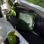 Erdőzöld, texturált pamut díszpárnahuzat rojtos szélekkel, kézzel szőtt bohém stílusban, teraszon, koktéllal