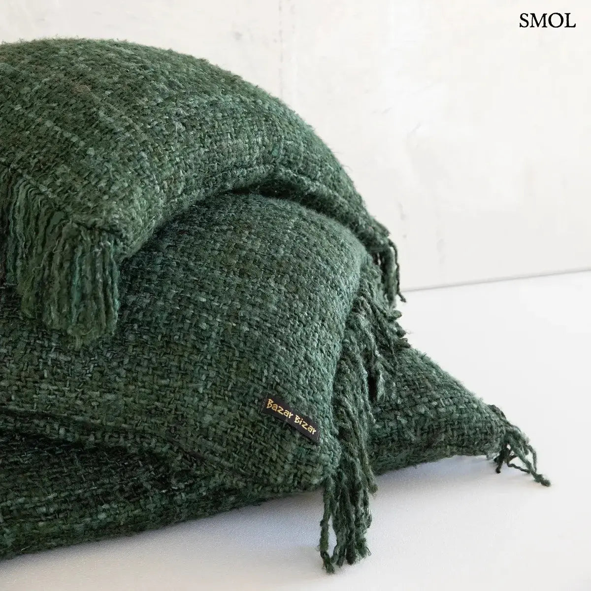 Erdőzöld, texturált pamut díszpárnahuzat rojtos szélekkel, kézzel szőtt bohém stílusban, egymáson több méretben