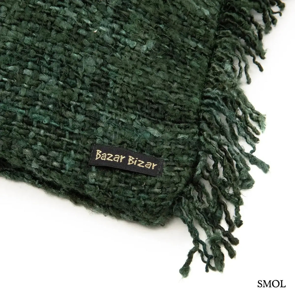 Erdőzöld, texturált pamut díszpárnahuzat rojtos szélekkel, kézzel szőtt bohém stílusban, sarok nagyítva