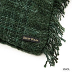 Erdőzöld, texturált pamut díszpárnahuzat rojtos szélekkel, kézzel szőtt bohém stílusban, sarok nagyítva