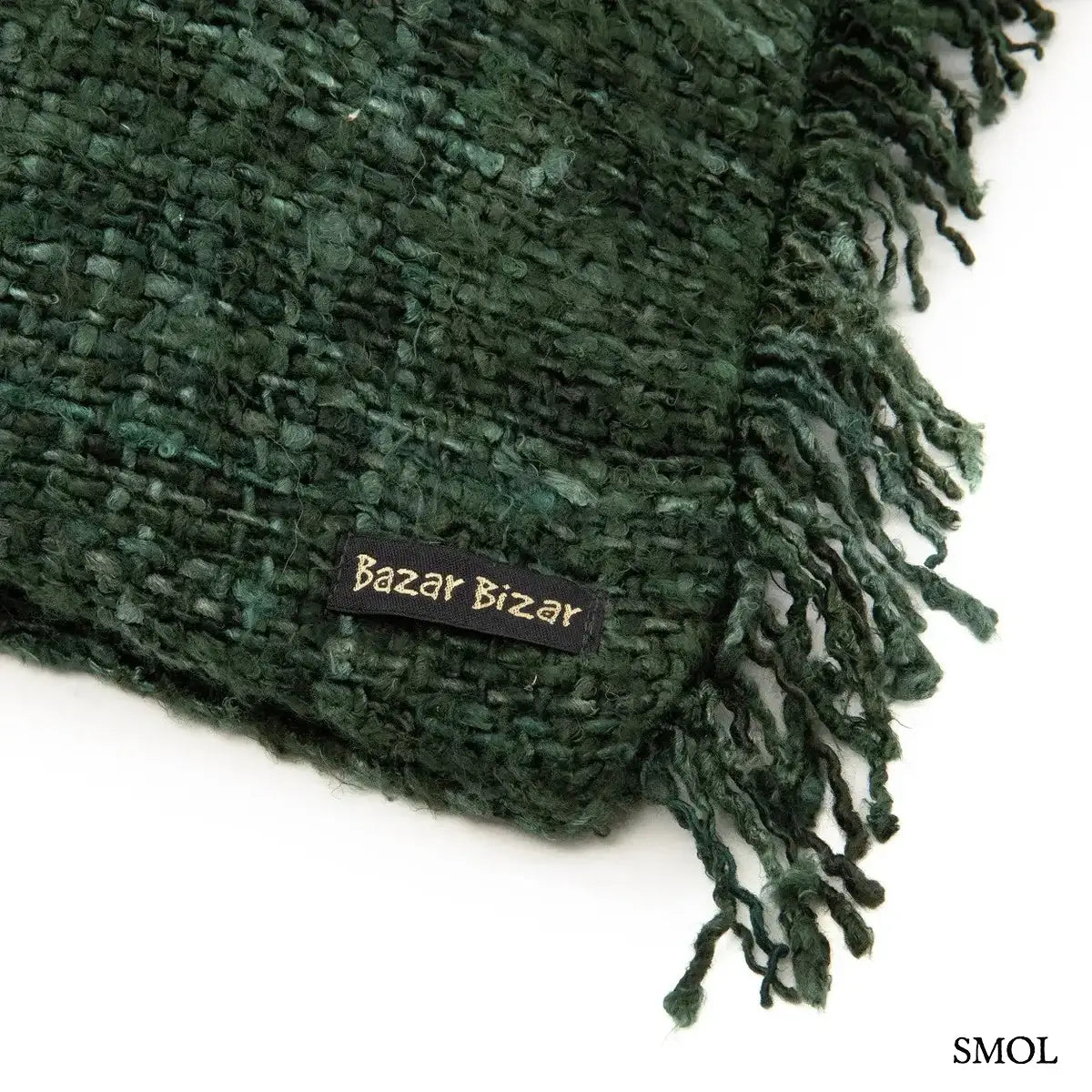 Erdőzöld, texturált pamut díszpárnahuzat rojtos szélekkel, kézzel szőtt bohém stílusban, sarok nagyítva