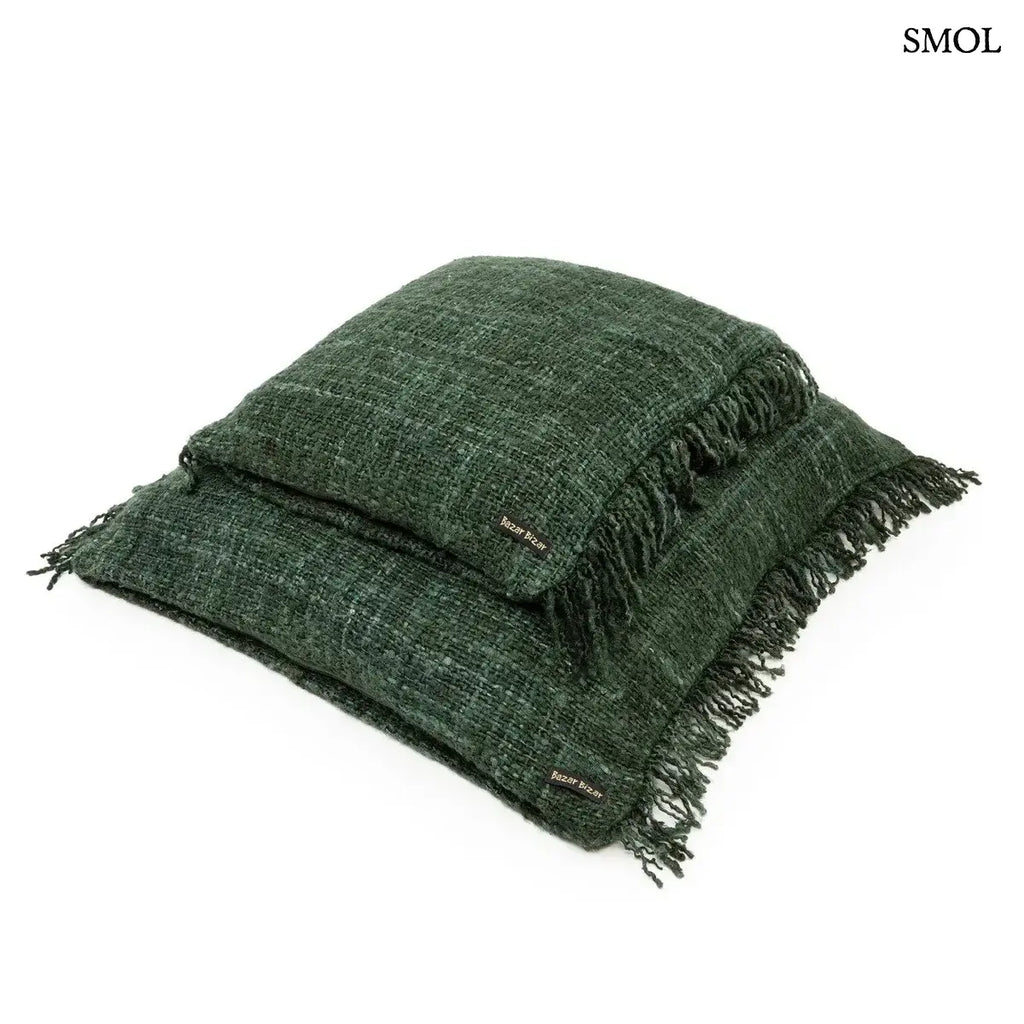 Erdőzöld, texturált pamut díszpárnahuzat rojtos szélekkel, kézzel szőtt bohém stílusban, két méretben egymáson