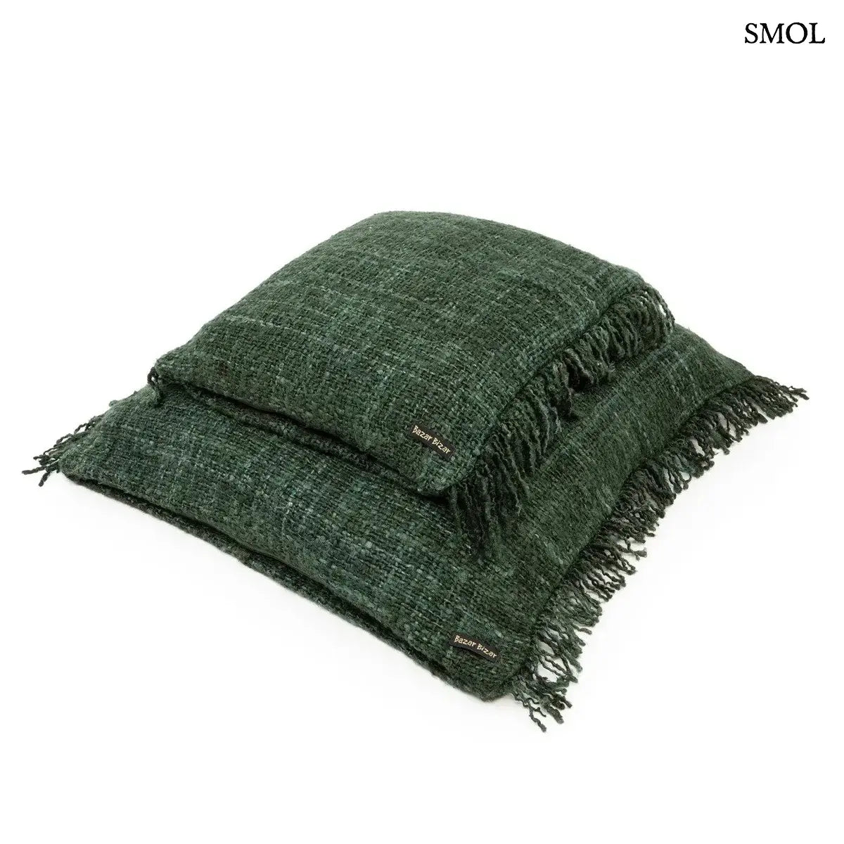 Erdőzöld, texturált pamut díszpárnahuzat rojtos szélekkel, kézzel szőtt bohém stílusban, két méretben egymáson