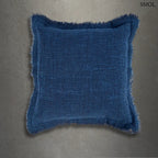 Kék díszpárnahuzat rojtos szegéllyel, 50x50 cm méretben, prémium pamut-vászon anyagból, szürke háttérrel