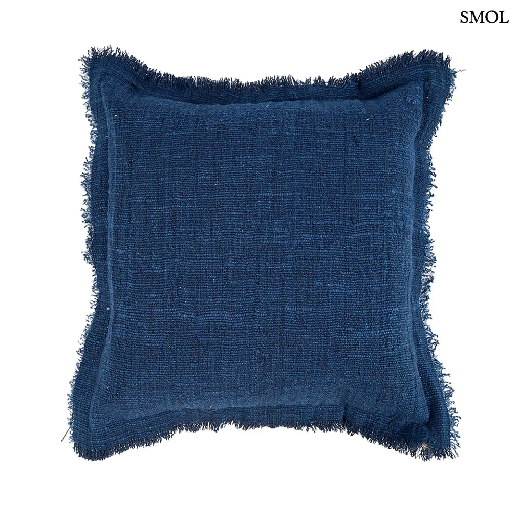 Kék díszpárnahuzat rojtos szegéllyel, 50x50 cm méretben, prémium pamut-vászon anyagból, fehér háttérrel