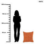 Pamut díszpárnahuzat, élénk terrakotta színben, sűrűn elhelyezett, kézzel varrott fehér kereszt mintákkal, méretarányosan