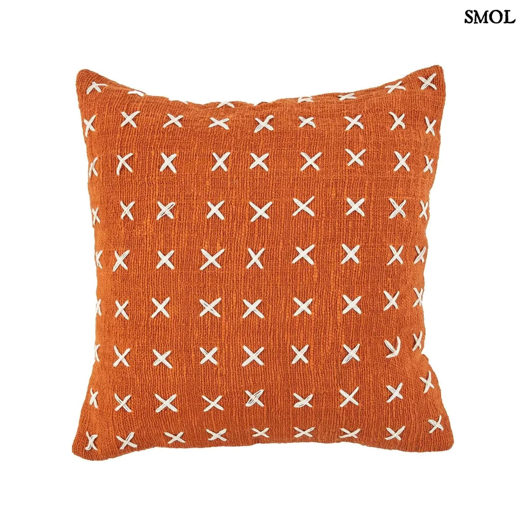 Pamut díszpárnahuzat, élénk terrakotta színben, sűrűn elhelyezett, kézzel varrott fehér kereszt mintákkal, fehér háttérrel