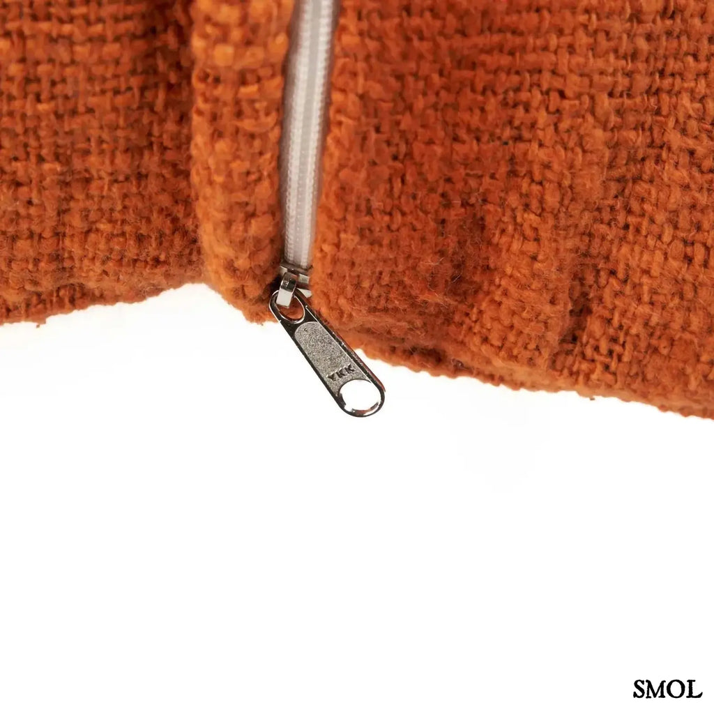 Pamut díszpárnahuzat, élénk terrakotta színben, sűrűn elhelyezett, kézzel varrott fehér kereszt mintákkal, cipzárral