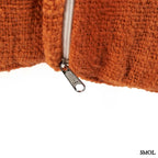 Pamut díszpárnahuzat, élénk terrakotta színben, sűrűn elhelyezett, kézzel varrott fehér kereszt mintákkal, cipzárral