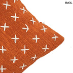 Pamut díszpárnahuzat, élénk terrakotta színben, sűrűn elhelyezett, kézzel varrott fehér kereszt mintákkal, sarok nagyítva