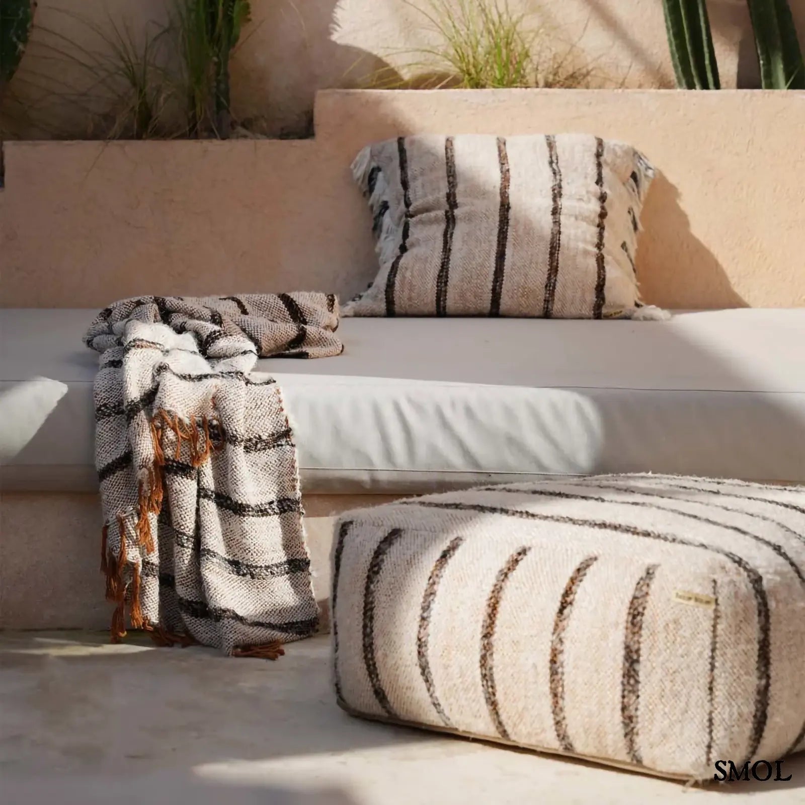 Bohém pamut pléd, kézzel szőtt, rojtos, selymes tapintású takaró párnával és puffal