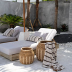 Bohém pamut pléd, kézzel szőtt, rojtos, selymes tapintású takaró teraszon, kosárban