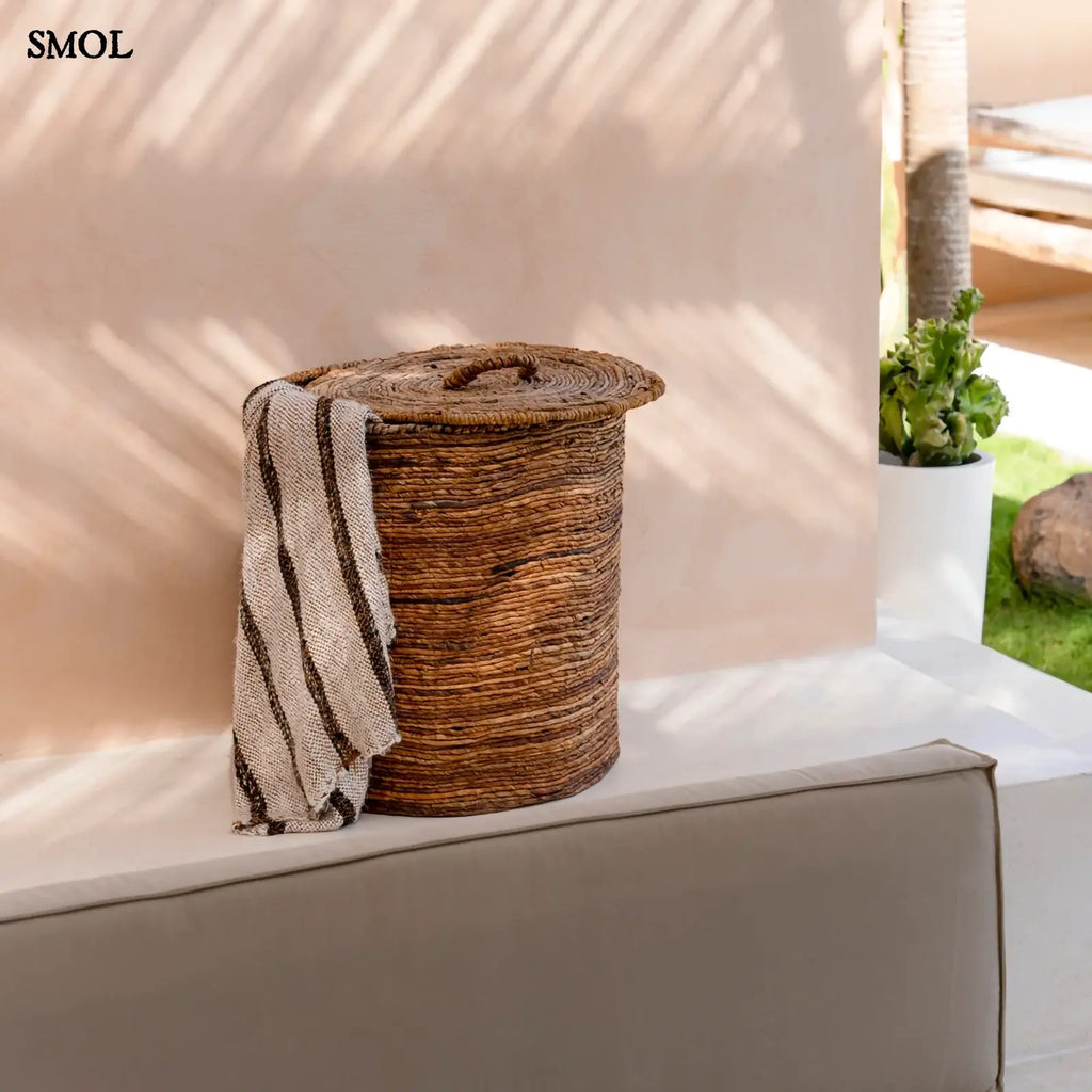 Bohém pamut pléd, kézzel szőtt, rojtos, selymes tapintású takaró kosárból kilógatva