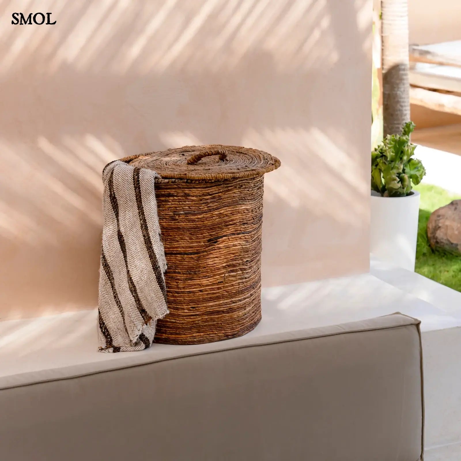 Bohém pamut pléd, kézzel szőtt, rojtos, selymes tapintású takaró kosárból kilógatva