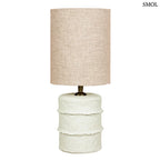 Rusztikus fehér papírmasé asztali lámpa hengeres natúr vászon lámpabúrával, fehér háttérrel