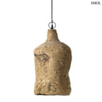 Rusztikus, földszínű papírmasé lámpaernyő fehér háttérrel