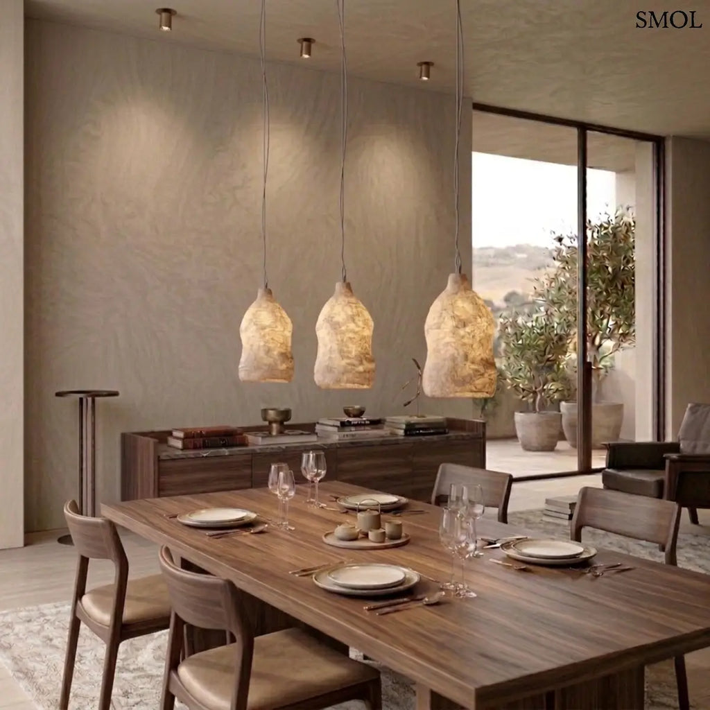 Rusztikus barna, kézzel készült papírmasé lámpabúra organikus, rücskös felülettel, étkezőasztal felett