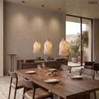 Rusztikus barna, kézzel készült papírmasé lámpabúra organikus, rücskös felülettel, étkezőasztal felett