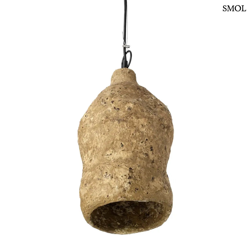 Rusztikus barna, kézzel készült papírmasé lámpabúra organikus, rücskös felülettel, ferdén