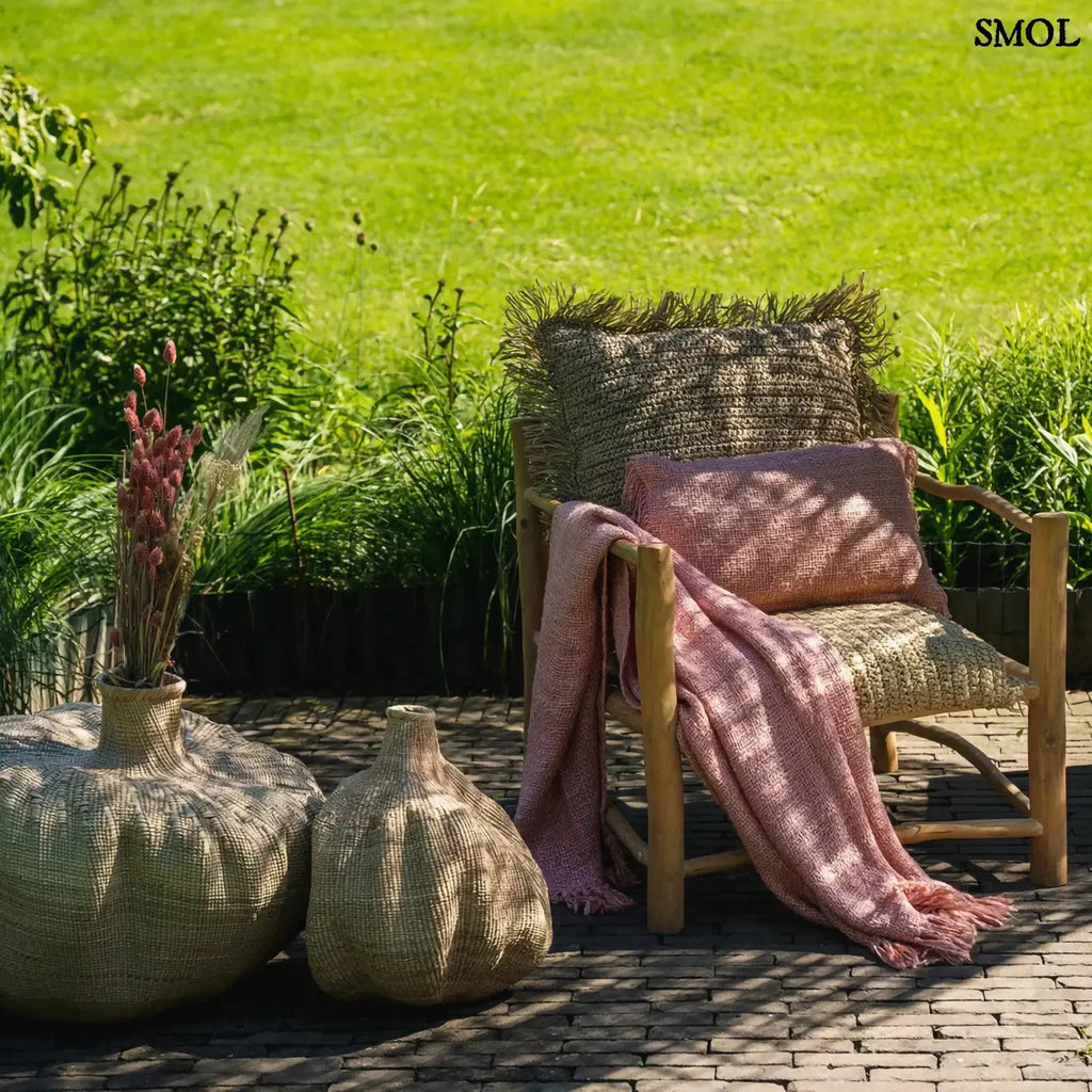 Lazacrózsaszín kézzel szőtt pamut pléd waffel textúrával, kültéren, fotelben