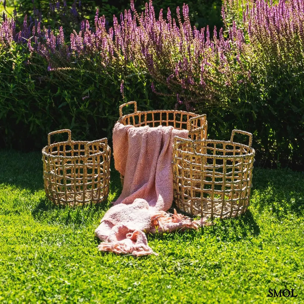 Lazacrózsaszín kézzel szőtt pamut pléd waffel textúrával, kosárban, kültéren