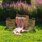 Lazacrózsaszín kézzel szőtt pamut pléd waffel textúrával, kosárban, kültéren