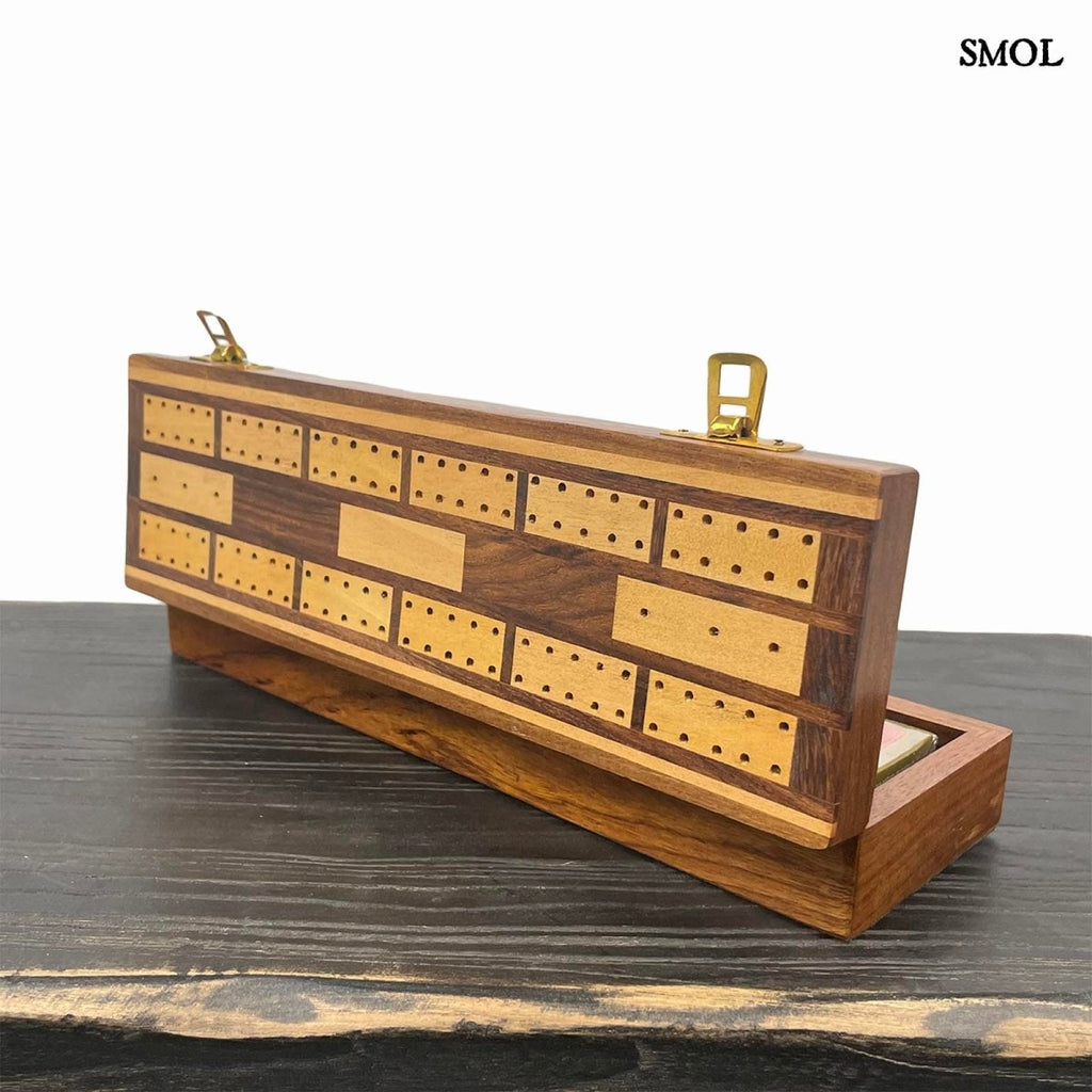 Prémium kártyajáték készlet nyitott mangófa dobozban, két pakli francia kártyával, dobókockákkal és bábukkal, hátulról