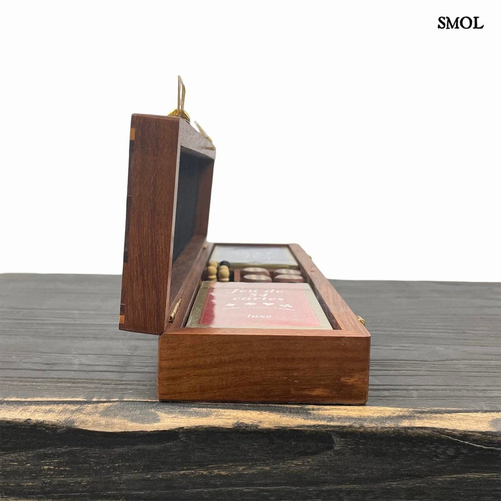 Prémium kártyajáték készlet nyitott mangófa dobozban, két pakli francia kártyával, dobókockákkal és bábukkal, oldalról