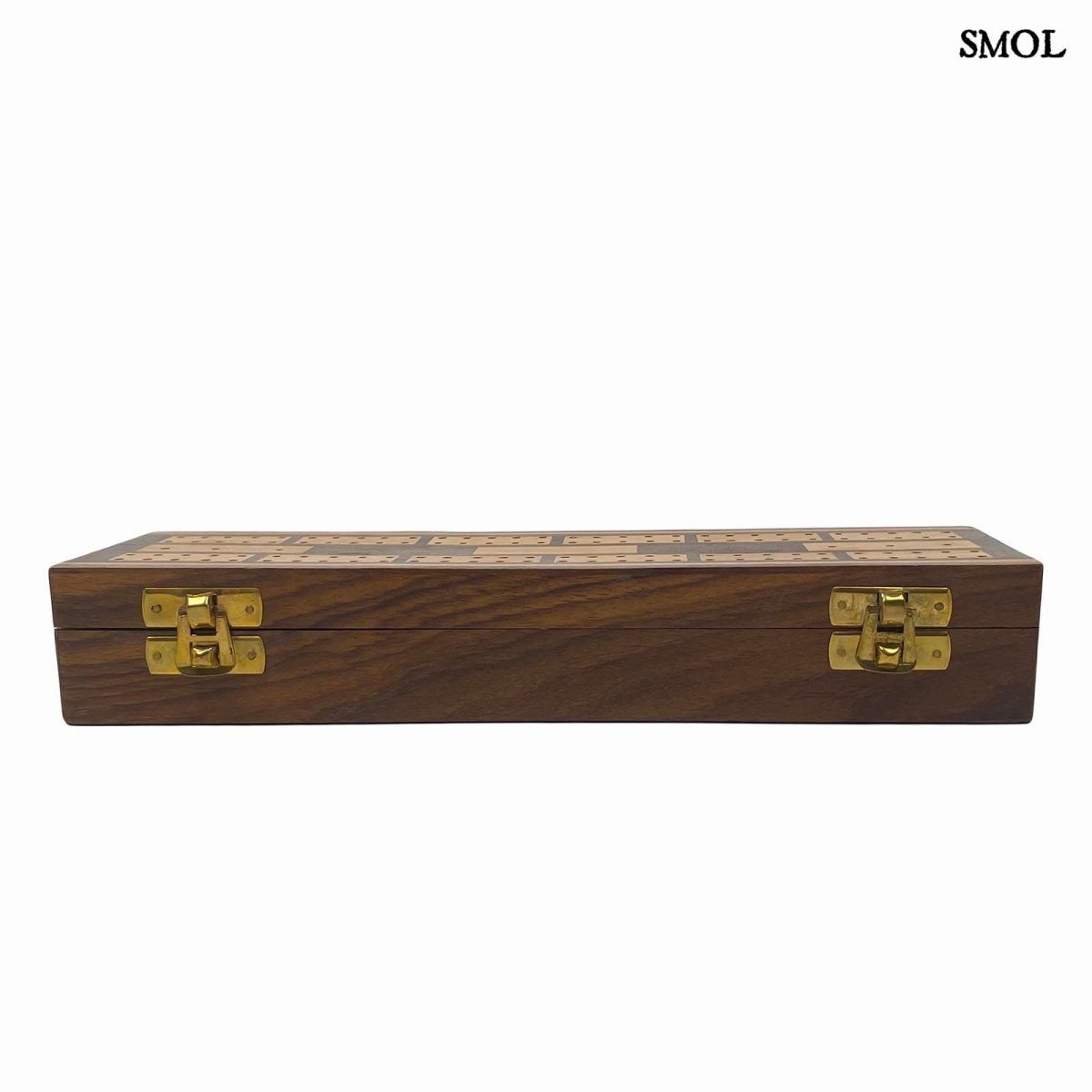 Prémium kártyajáték készlet nyitott mangófa dobozban, két pakli francia kártyával, dobókockákkal és bábukkal, reteszekkel, oldalról