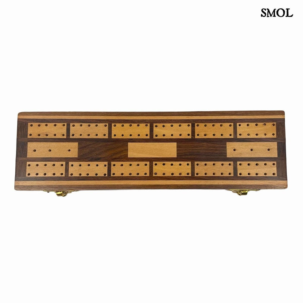 Prémium kártyajáték készlet nyitott mangófa dobozban, két pakli francia kártyával, dobókockákkal és bábukkal, zárva, felülről