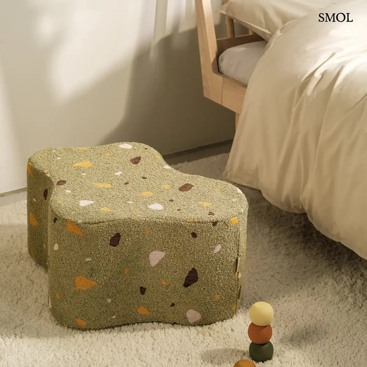 TERRAZZO MOSS mohazöld terrazzo mintás felhő alakú puff, ágy mellett