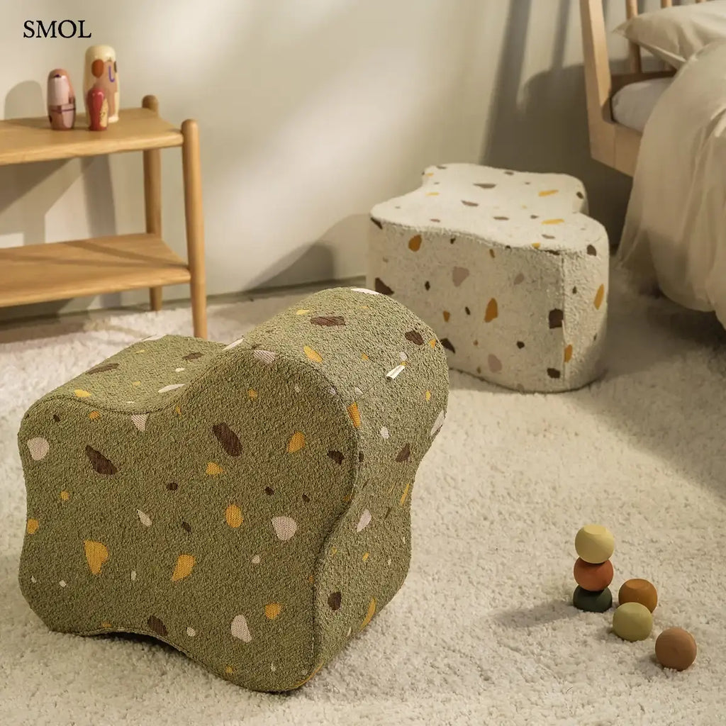 TERRAZZO MOSS mohazöld terrazzo mintás felhő alakú puff, két színben, ágy mellett