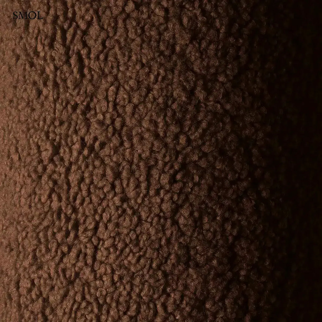 WARM HAZEL mogyoróbarna teddy szövetű henger alakú puff, anyag nagyítva