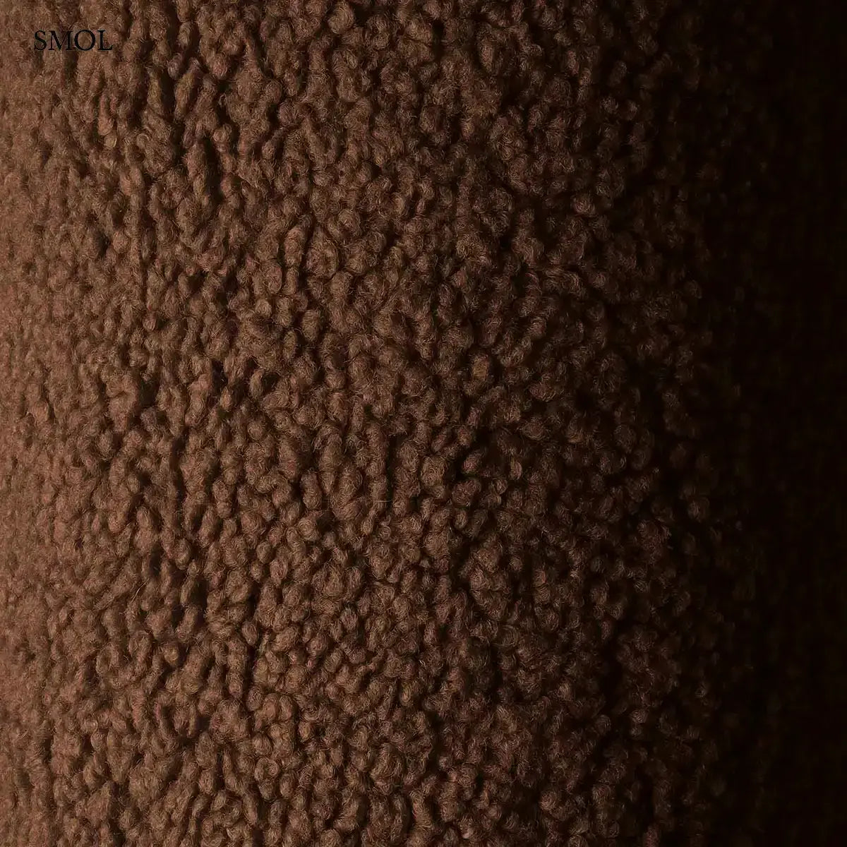 WARM HAZEL mogyoróbarna teddy szövetű henger alakú puff, anyag nagyítva