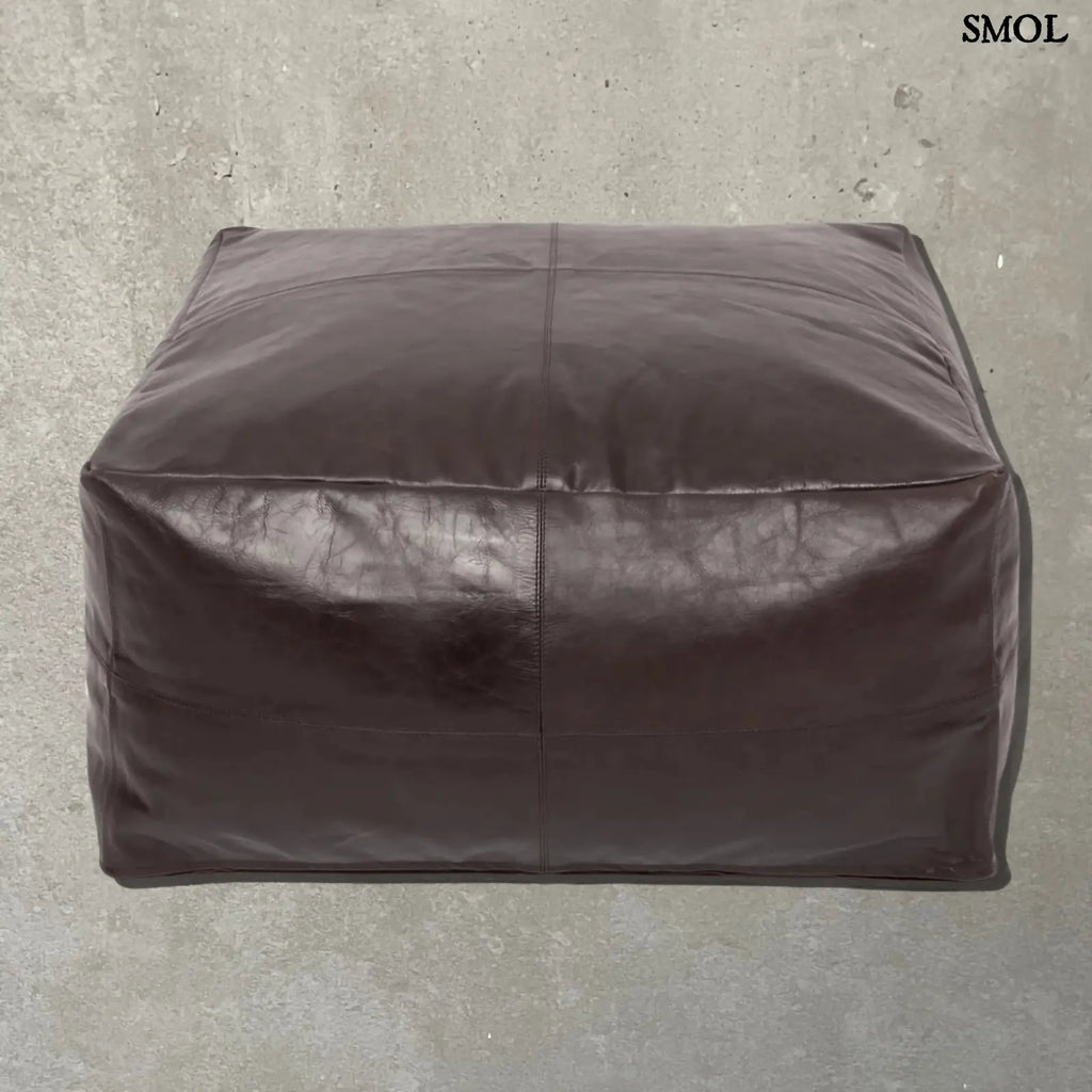 Puff Collectors, 60x60 cm, luxus nappa bőr, csokoládé barna szürke háttérrel