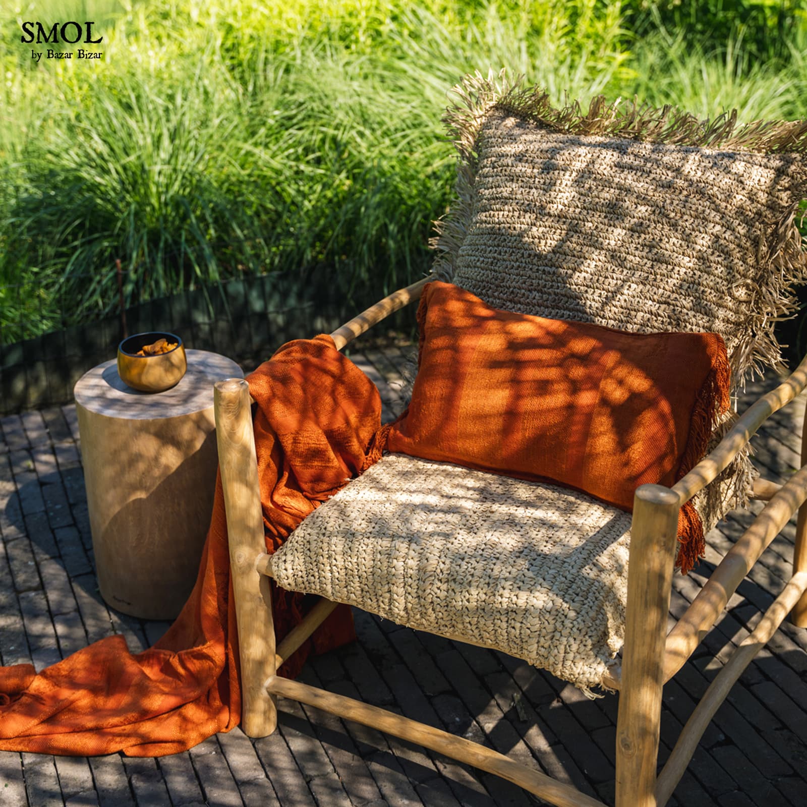 smol.hu - ROEST, rozsdaszín bársony takaró, 170x130 cm kertben, szék karfáján