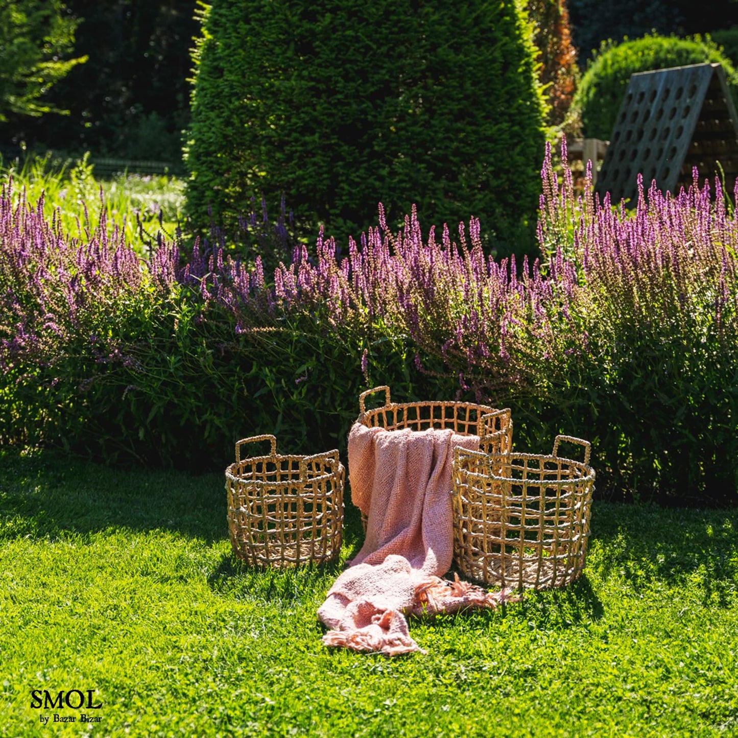 smol.hu -ROSITA, lazac rózsaszínű takaró, 170x130 cm kertben, kosarakkal