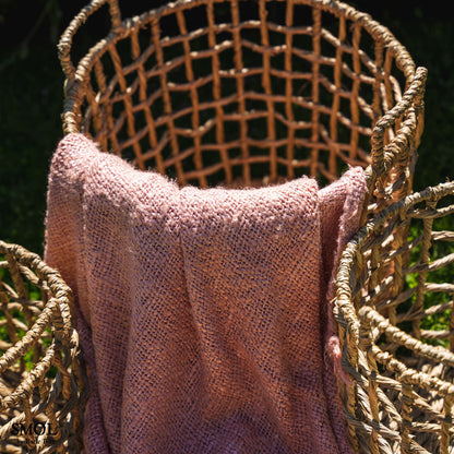 smol.hu -ROSITA, lazac rózsaszínű takaró, 170x130 cm kosáron áthajlítva