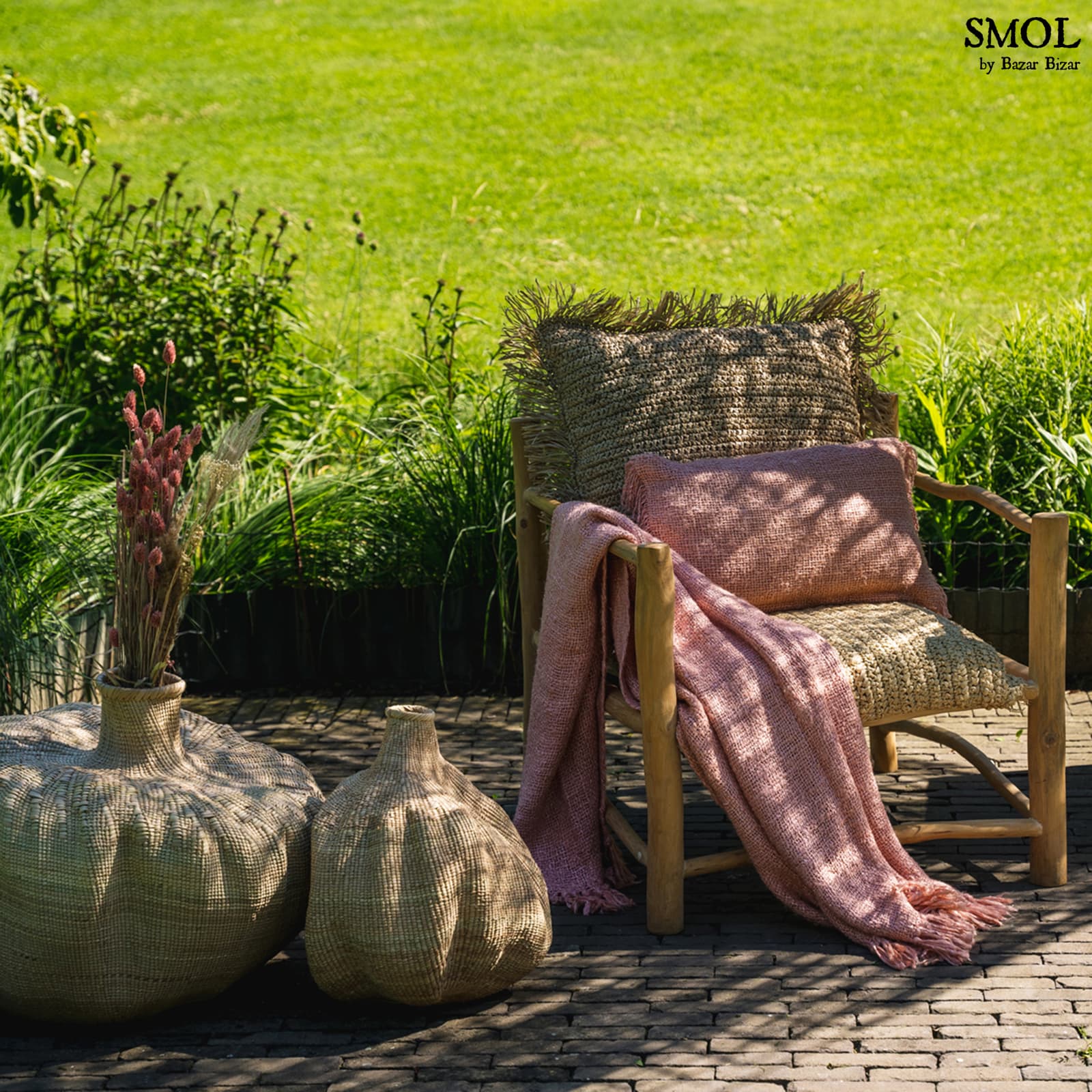 smol.hu -ROSITA, lazac rózsaszínű takaró, 170x130 cm kertben, szék karfáján