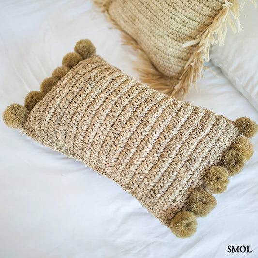 Raffia Díszpárna Pomponnal, 50x30|  SANUR - smol.hu - ágyon