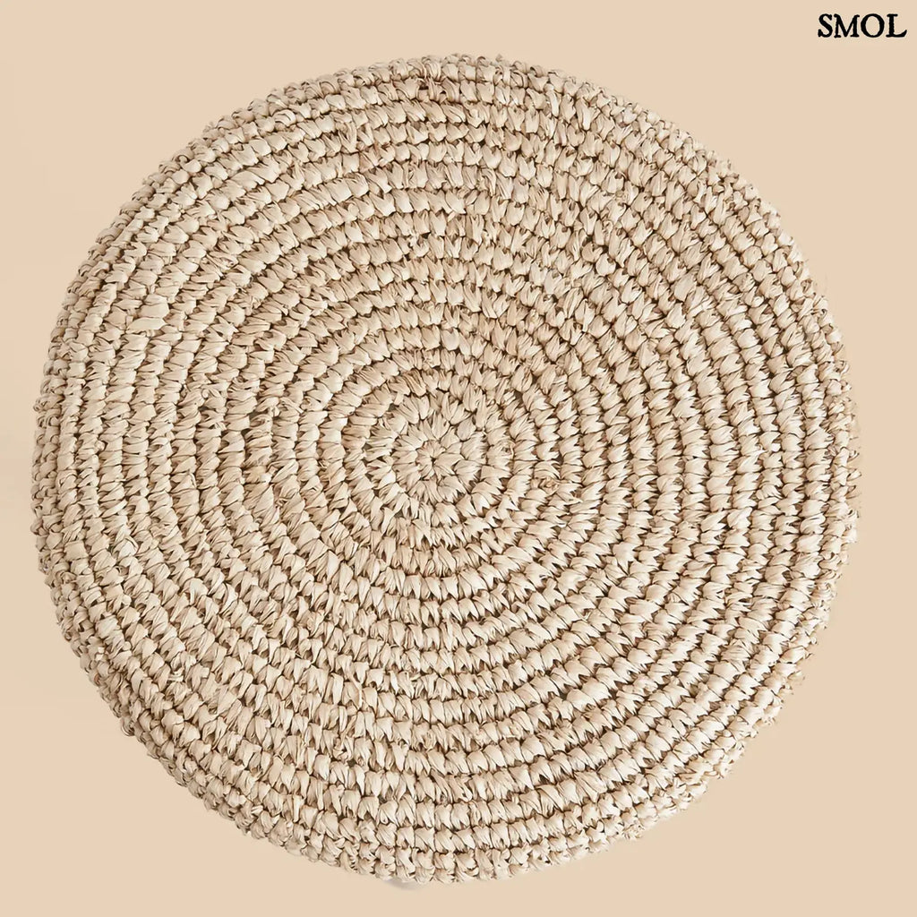 Raffia bárszék natúr színben, kézzel fonott ülőfelülettel és fa lábakkal, felülről