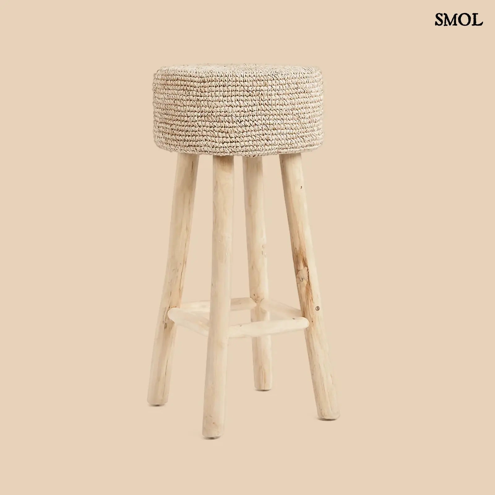 Raffia bárszék natúr színben, kézzel fonott ülőfelülettel és fa lábakkal, bézs háttérrel