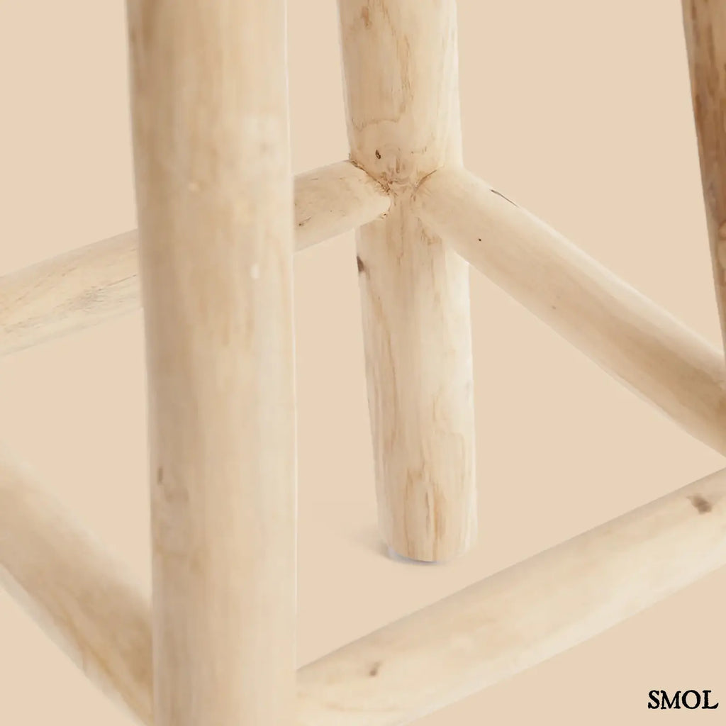 Raffia bárszék natúr színben, kézzel fonott ülőfelülettel és fa lábakkal, lábak nagyítva