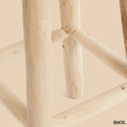 Raffia bárszék natúr színben, kézzel fonott ülőfelülettel és fa lábakkal, lábak nagyítva