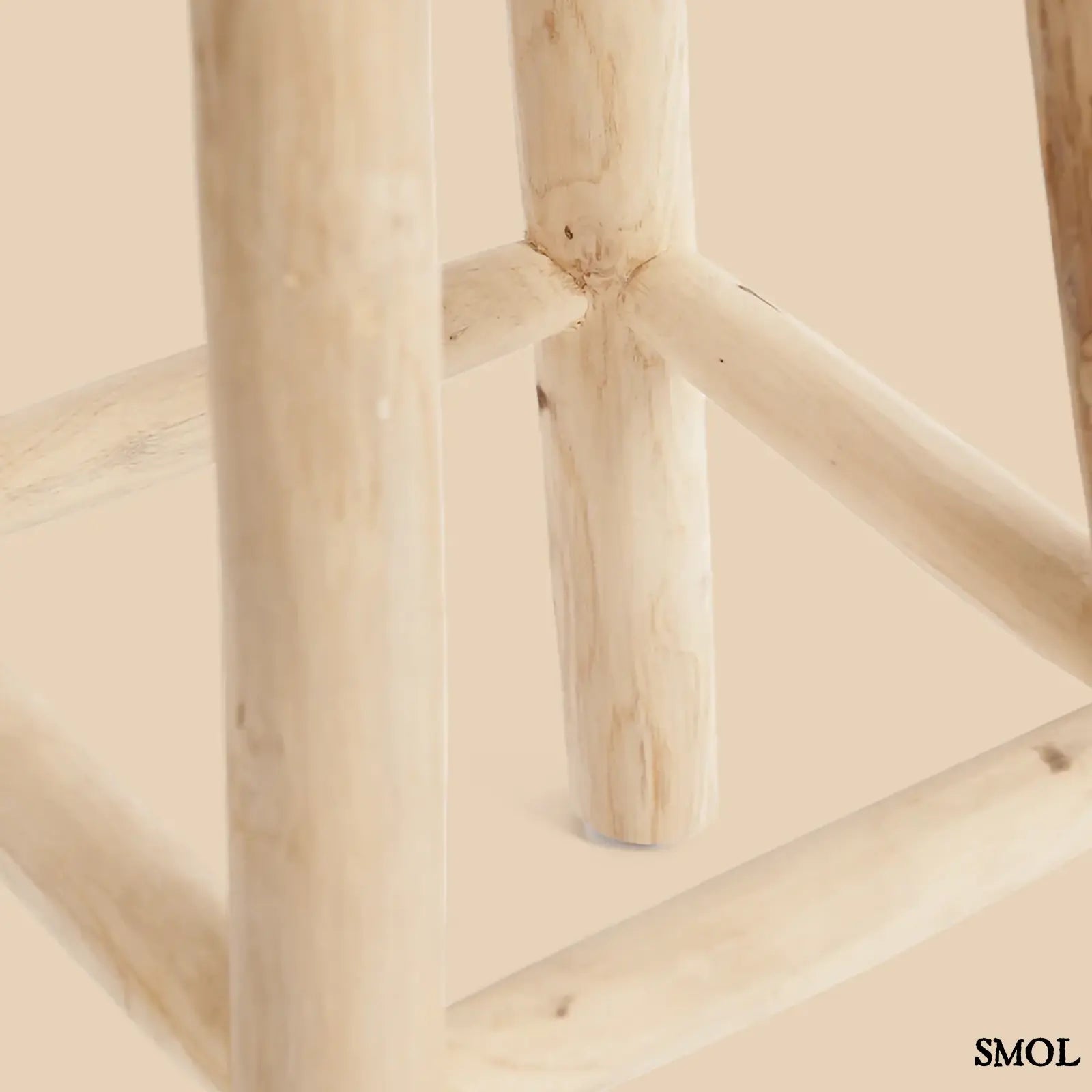 Raffia bárszék natúr színben, kézzel fonott ülőfelülettel és fa lábakkal, lábak nagyítva